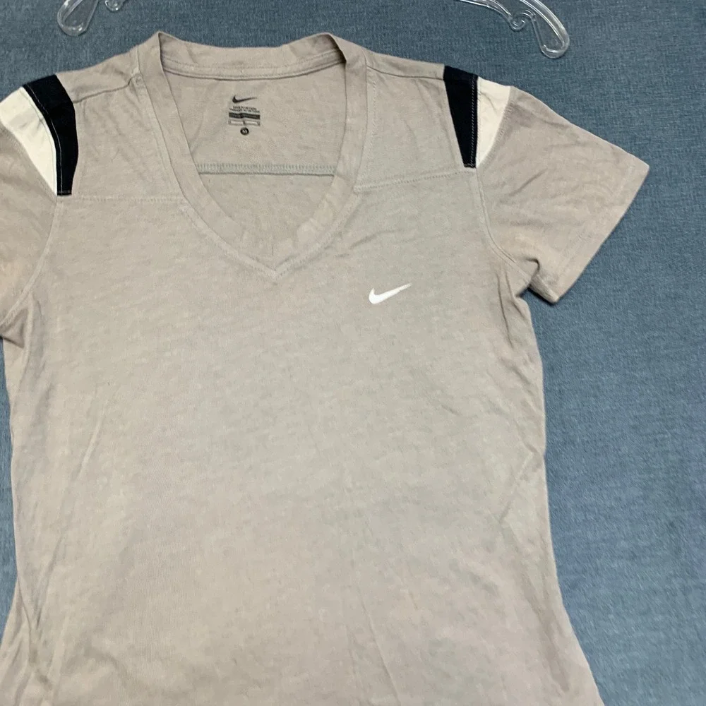 Nike T Shirt Womens Medium Gray V Neck Swoosh Logo Side Slit Performance Running